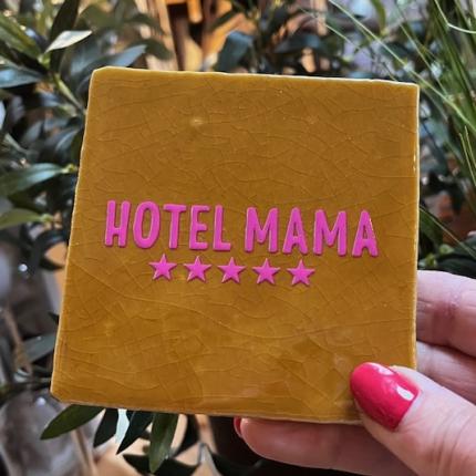 Tegeltje hotel mama mosterd roze