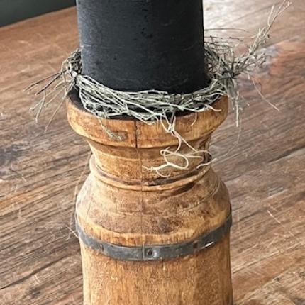 Houten kandelaar met ijzeren banden