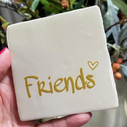 Tegeltje Friends creme goud