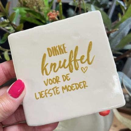 Tegeltje dikke knuffel voor de liefste moeder creme goud