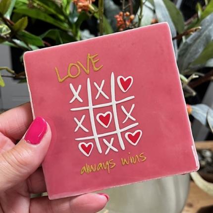 Tegeltje Love always wins roze goud rood wit