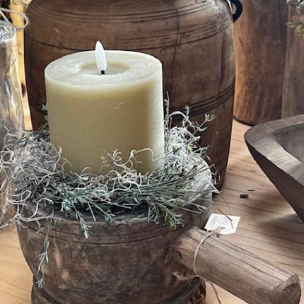 Houten kandelaar met handvat decoratie en kaars