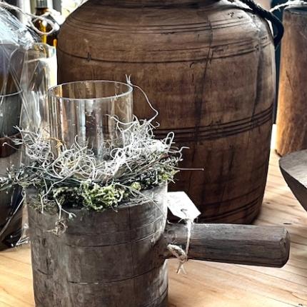 Houten kandelaar met decoratie en glas