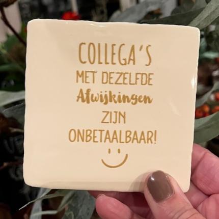 Tegeltje collega's met dezelfde afwijkingen creme goud