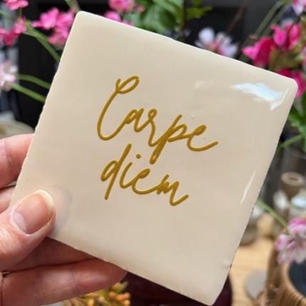 Tegeltje Carpe Diem creme oker