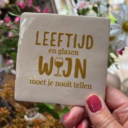 Tegeltje Leeftijd en glazen wijn creme goud